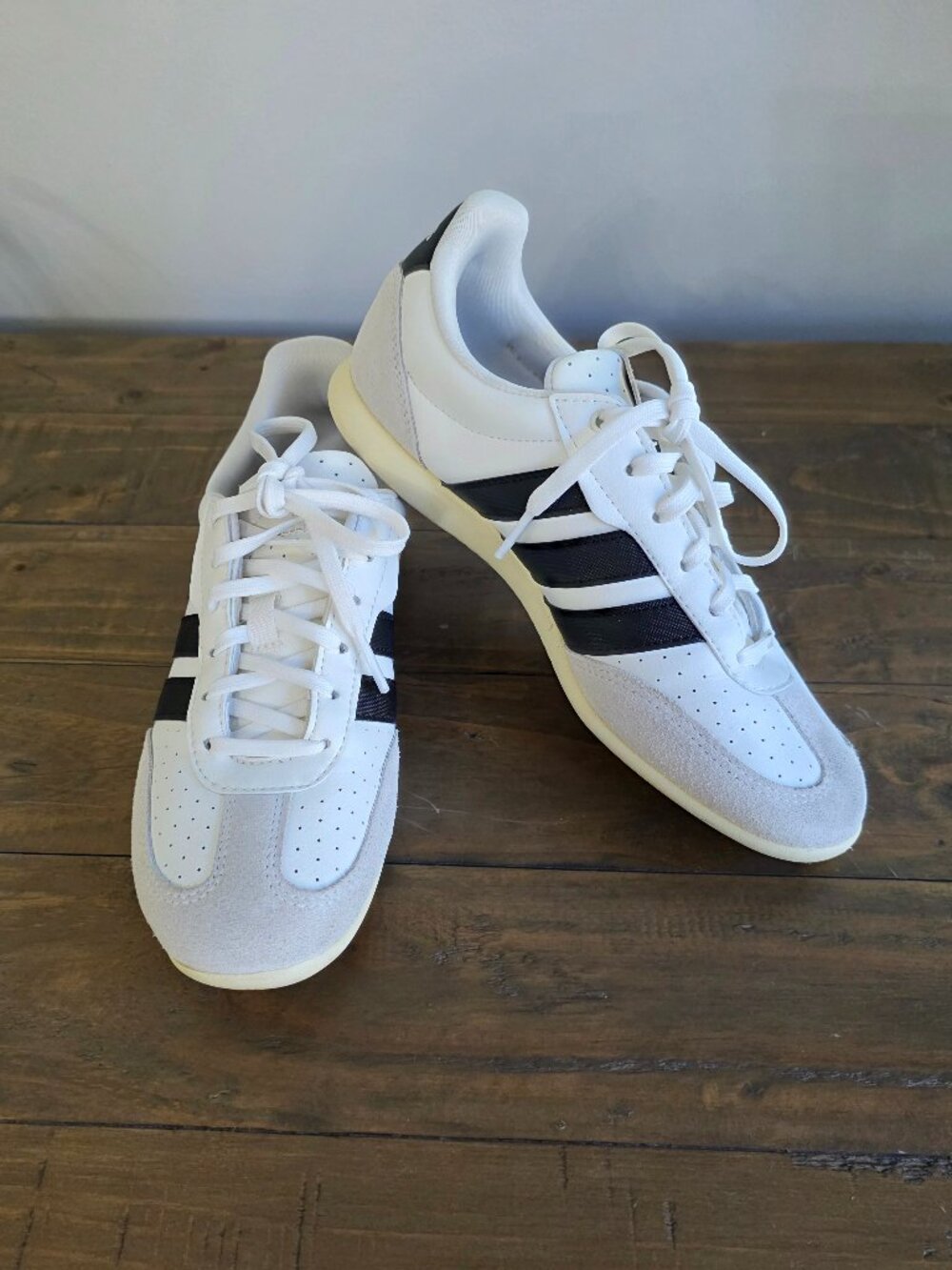 ADIDAS Barreda Lo Sneakers | Size 6 | Core White/Core Black EUC